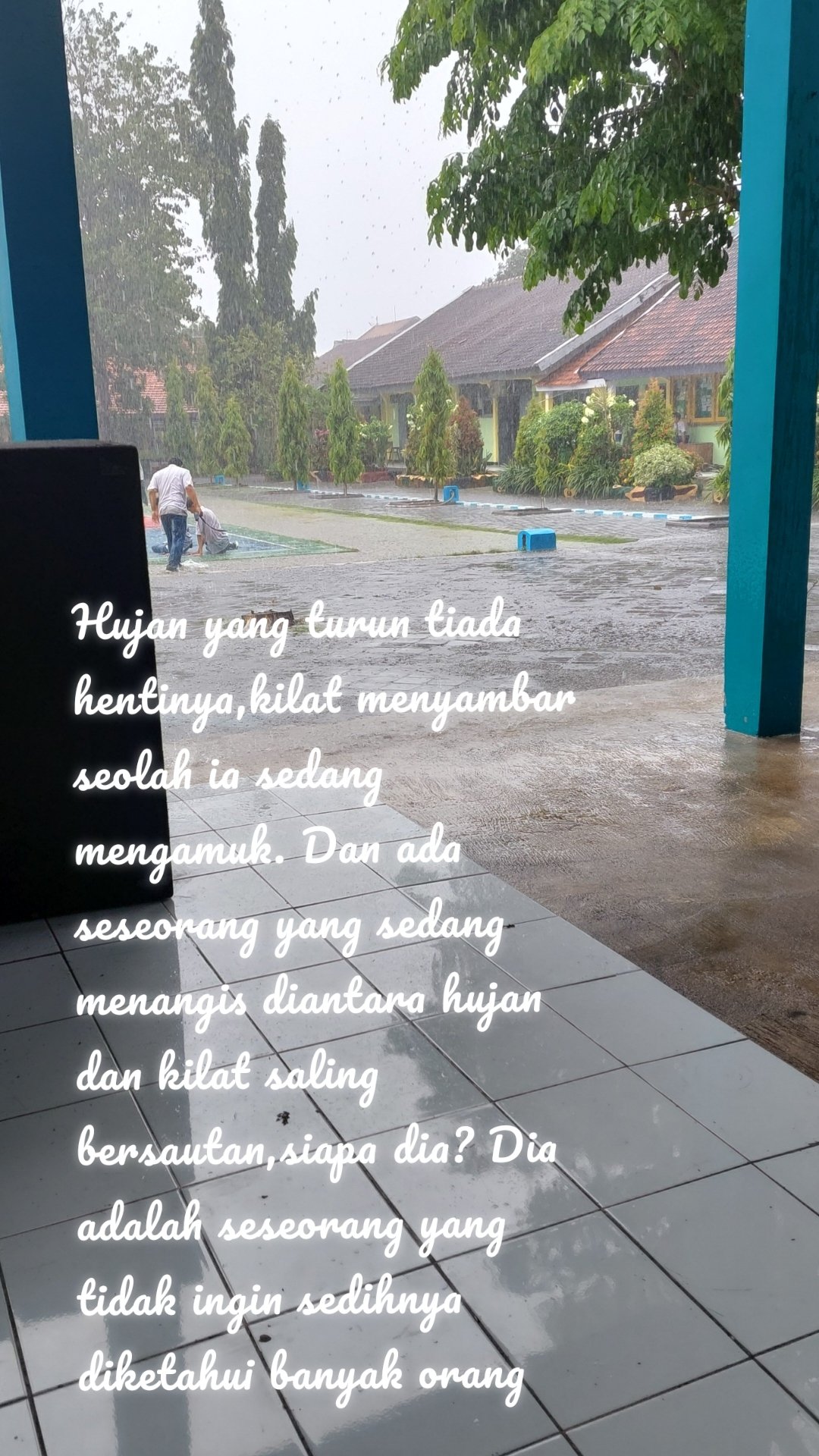 Hujan yang turun tiada hentinya,kilat menyambar seolah ia sedang mengamuk. Dan ada seseorang yang sedang menangis diantara hujan dan kilat saling bersautan,siapa dia? Dia adalah seseorang yang tidak ingin sedihnya diketahui banyak orang